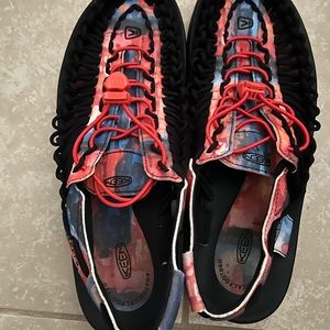 Like new never worn Keen shoes size 11 for sale and won’t last long!